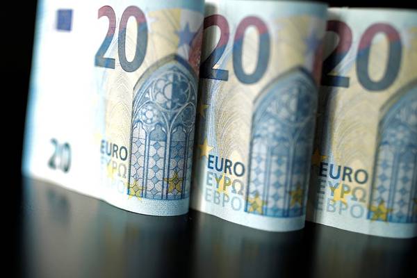 Euro briefly passes 90p against sterling
