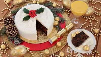 What is the fairest way to cut your Christmas cake?