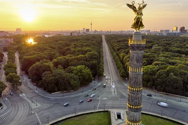 Berlin: Cathair nua-aimseartha atá báite sa stair