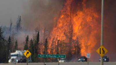Canada wildfire: flames disrupt convoy near Fort McMurray