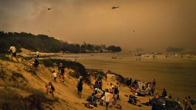 Australian bushfires: Thousands flee as military evacuates towns