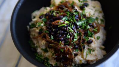 Celeriac puree with black beans and rich onions