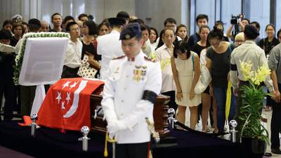 Thousands of Singaporeans queue to mourn Lee Kuan Yew