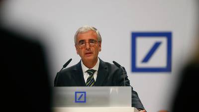Deutsche Bank admits it is  facing around 1,000 major  lawsuits