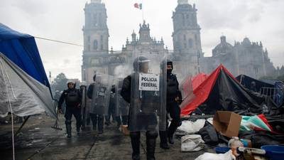 Police clash with teachers in Mexico City