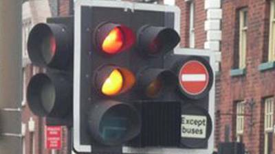 Judge suggests blue traffic lights to cut road crashes