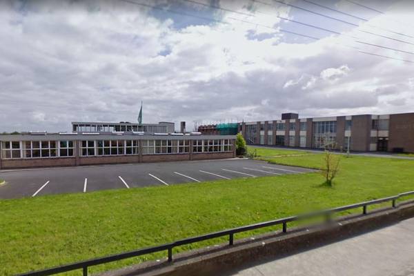 Charleville parents back principal over threat to close school