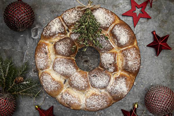 Blue cheese and red onion festive bread wreath