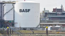 BASF sees unchanged operating profit in 2015