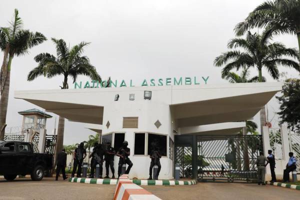 Nigerian security forces block entrance to parliament