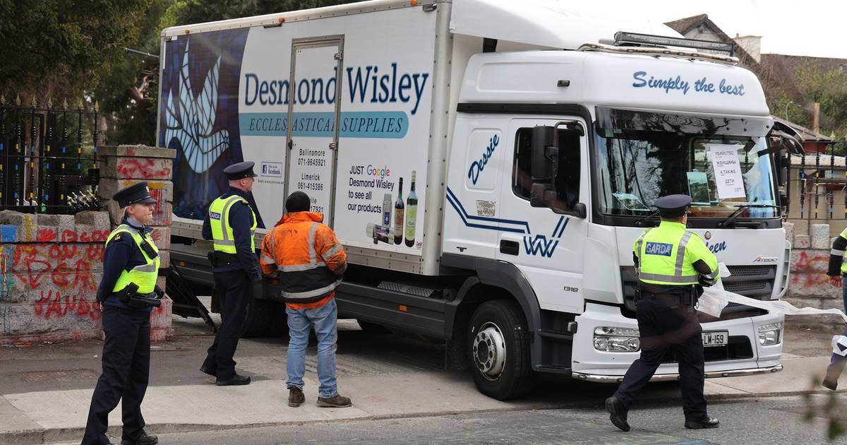 Мужчина, въехавший на грузовике в ворота посольства России в Украине, оправдан за опасное вождение — The Irish Times