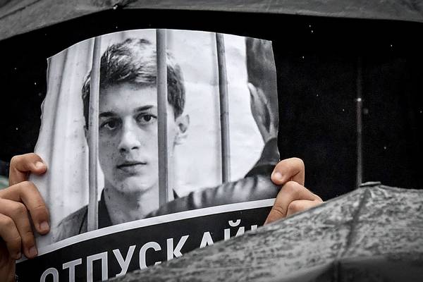 Moscow police swoop on home of jailed student activist