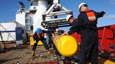 Searchers consider undersea robot in hunt for MH370