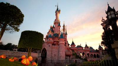 Euro Disney agrees €1bn restructuring deal