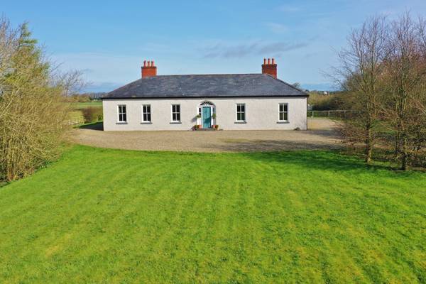 Georgian proportions and modern finesse on an acre by the Shannon estuary for €445,000