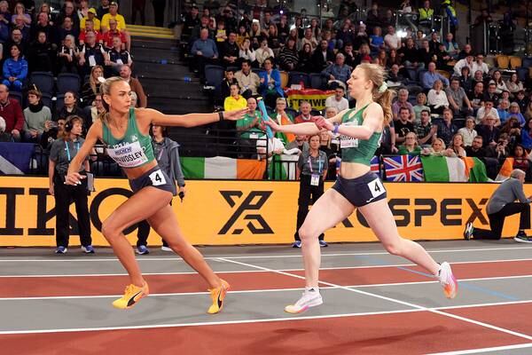 Sharlene Mawdsley helps relay team into 400m final