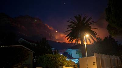 Bush fire lights up Cape Town in stunning and frightening spectacle