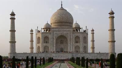 Insect excretions turn the Taj Mahal green