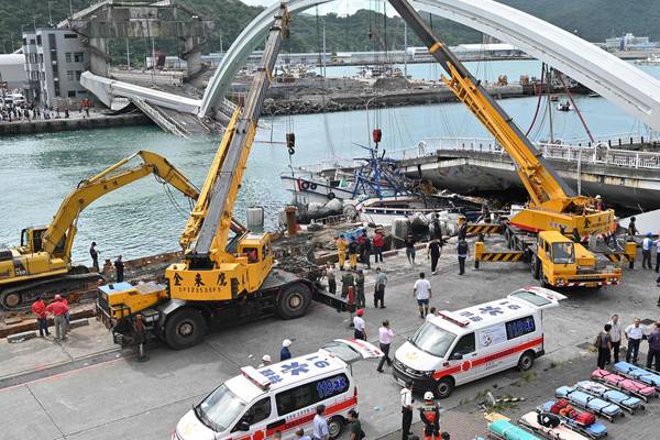 Taiwan bridge collapse crushes fishing boats