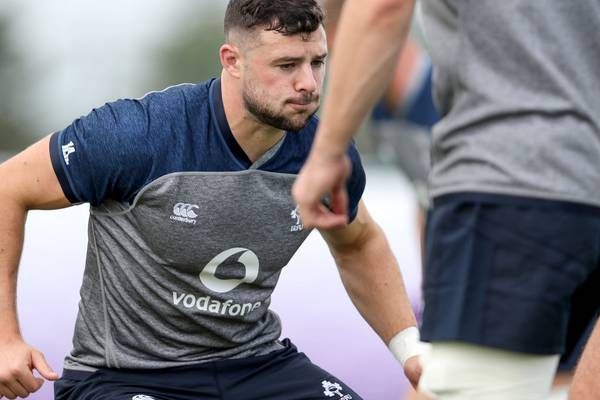 Robbie Henshaw to stay with Ireland squad as he recovers from injury