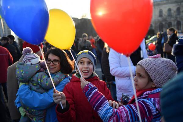 Romania scraps corruption decree amid huge protests