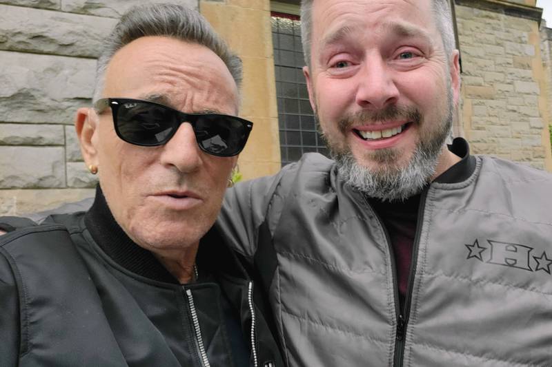 Brucewatch: Springsteen creates a heartwarming moment with a young fan