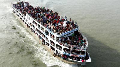 Ferry  with 200 passengers  capsizes in Bangladesh