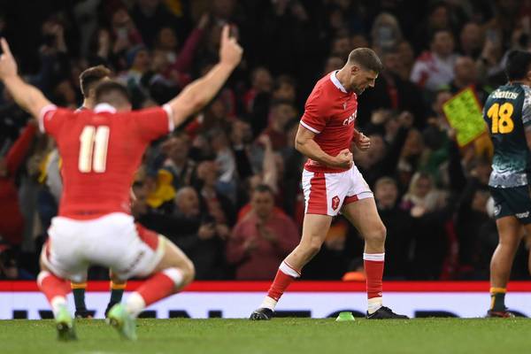 Wales sneak past 14-man Australia after a grandstand finish in Cardiff