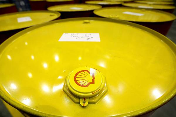 Shell profits hit by fall in oil prices