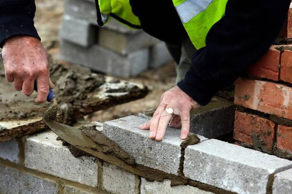Housebuilding contracts for first time since 2013, survey finds