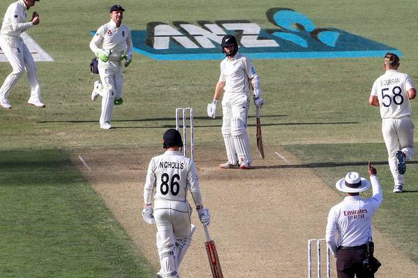 Early wickets give England control against New Zealand