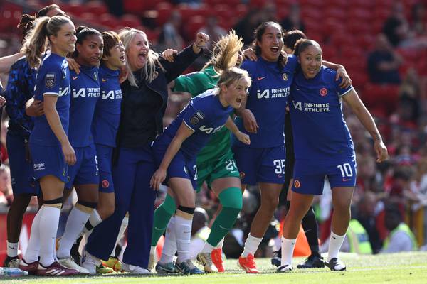 Emma Hayes bows out with another WSL title as Chelsea crush Manchester United