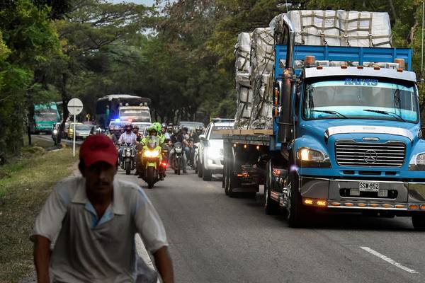 US steps up pressure on Maduro to allow entry of aid supplies