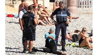 Armed French police make woman remove burkini on Nice beach