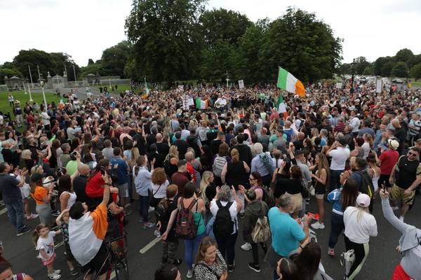 Protest against pandemic measures gathers outside Áras an Uachtaráin