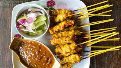 Anthony Bourdain’s chicken satay with fake-ass spicy peanut sauce