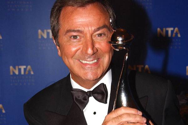 British entertainer and singer Des O’Connor (88) dies after fall
