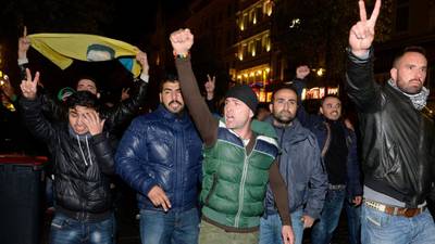 Kurds demonstrate against Islamic State in violent clashes with radical Islamists  in Hamburg