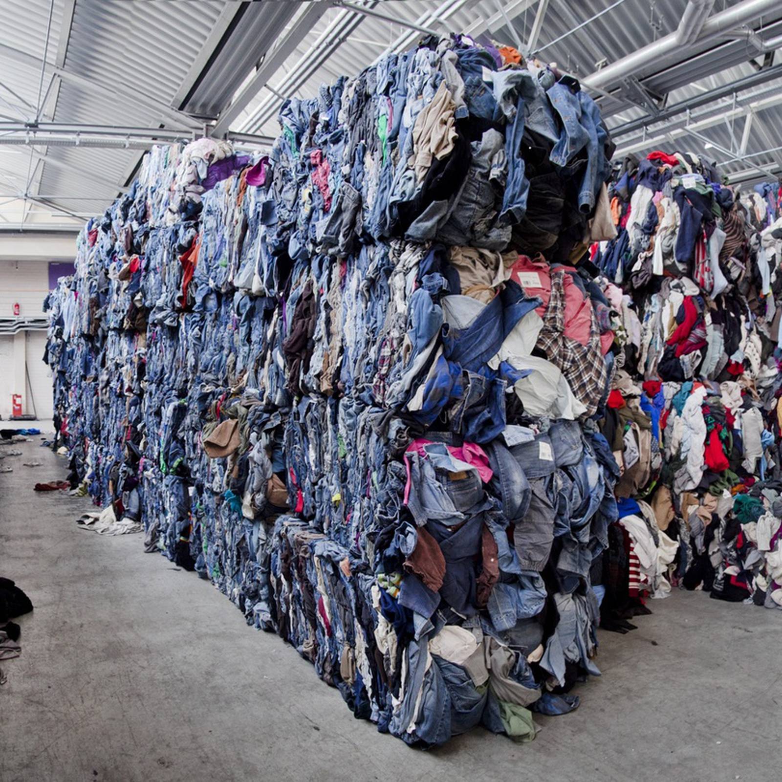 Сдать обувь на переработку в москве. Свалка вещей. Индустрия моды. Одежда из синтетических волокон. Переработанная одежда пример.
