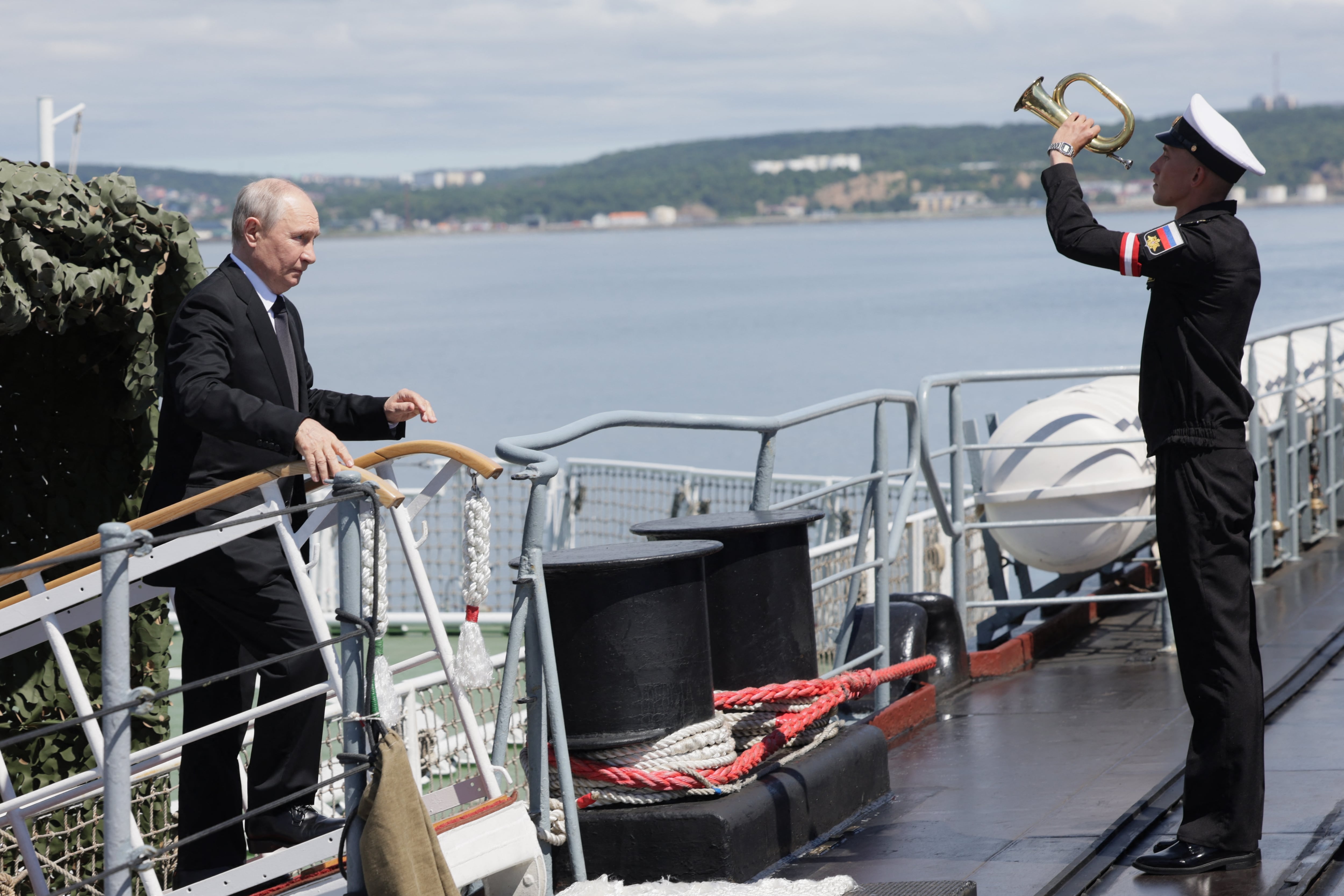 Putin signals Russian response if European states seize merchant vessels