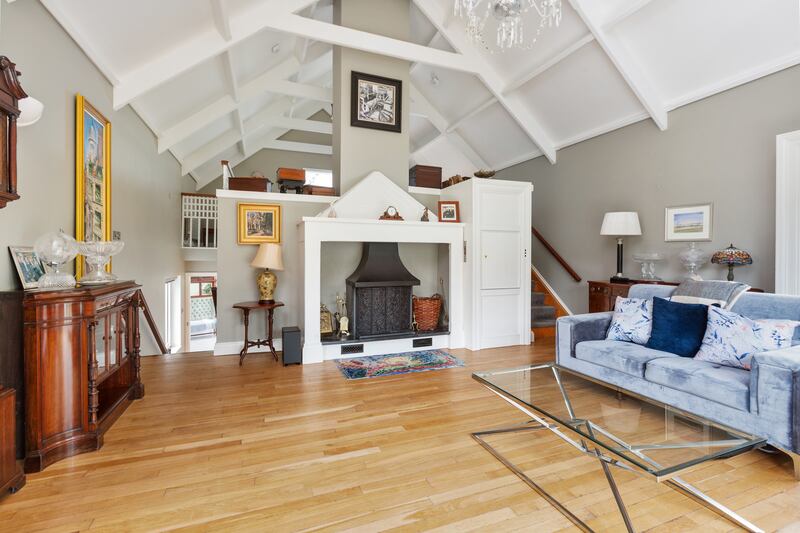 Livingroom with mezzanine overhead
