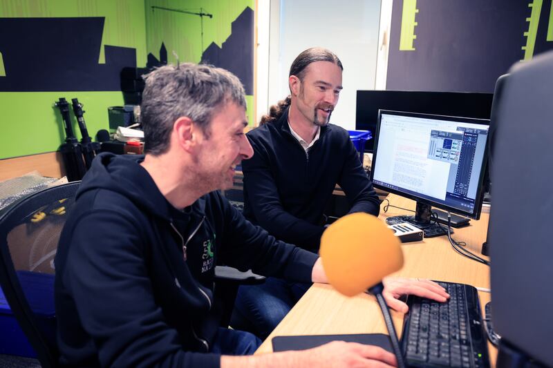 Muiris Ó Fiannachta sa stiúideo le Fearghal Saxe, teicneoir fuaime Raidió na Life.
Photograph: Dara Mac Dónaill/The Irish Times
















