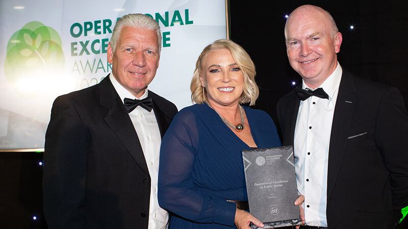 Eric Doyle, Managing Director at ISS Facility Services Ireland, presents the Operational Excellence in Public Sector award to Teresa Kavanagh & Ned Hayden, An Post.
