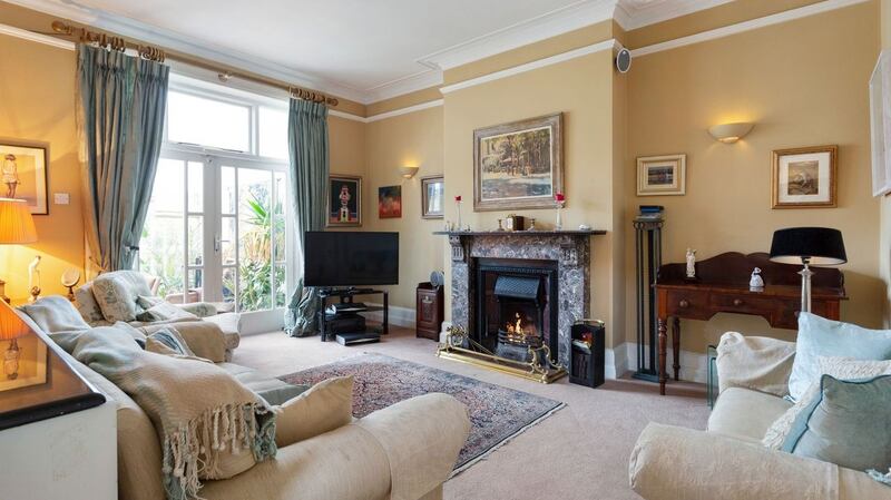 Reception room.