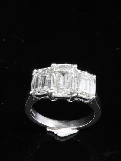 Three-stone diamond ring set in 18ct gold with a total estimated weight of diamonds between 4.90 and 5.40 carats (€16,000-€18,000), John Weldon