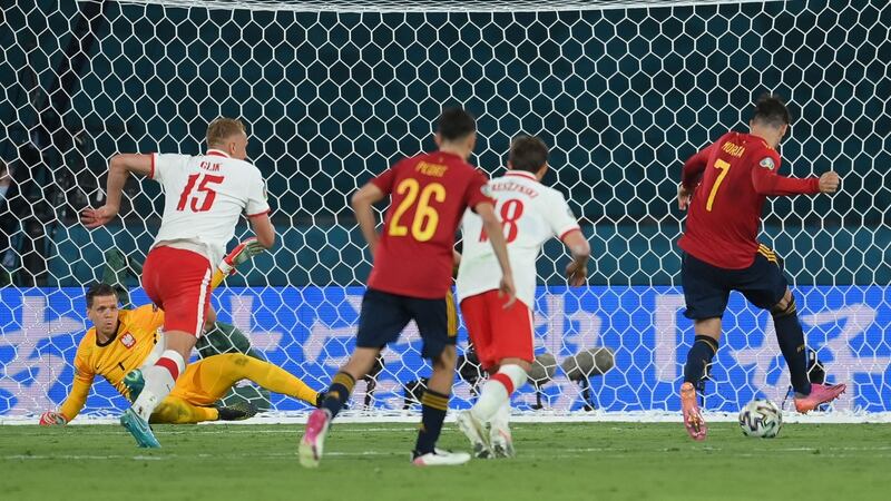 Morata tries to finish the follow-up after missing a penalty. Photo:  David Ramos/POOL/AFP via Getty Images