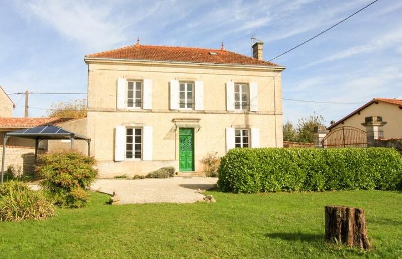 France: Villeneuve-la-Comtesse five-bed