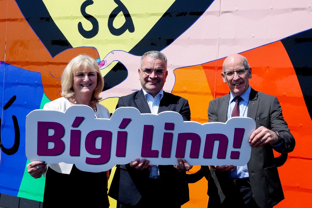 An tAire Gaeltachta Dara Calleary le Cathaoirleach Fhoras na Gaeilge, an tOllamh Regina Uí Chollatáin, agus Príomhfheidhmeannach Fhoras na Gaeilge, Seán Ó Coinn.