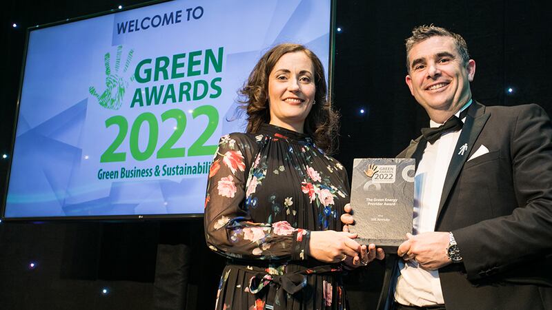 Ché McGann, Director of Sustainability Strategy and ESG Reporting at Clearstream, presents The Green Energy Provider Award to Stuart Hobbs, SSE Airtricity. 