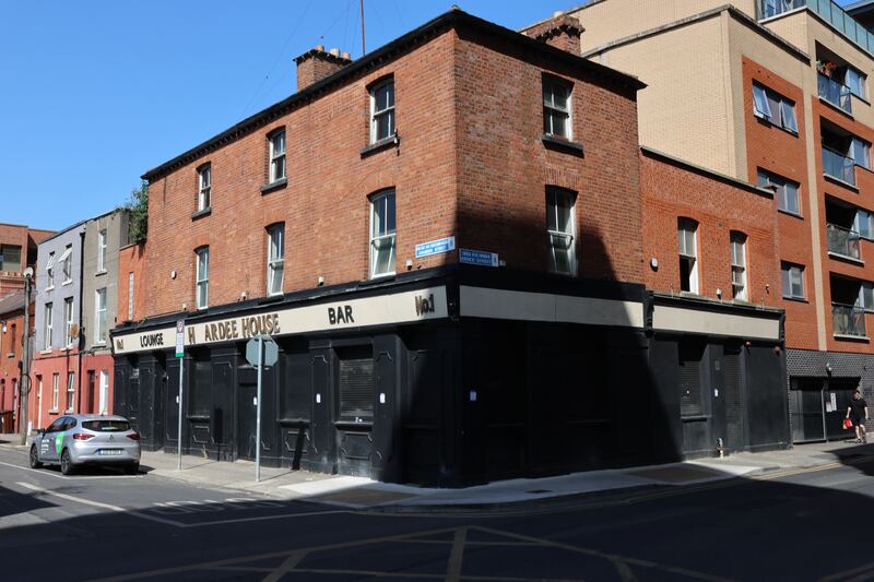 An mhí seo caite, ghlac baill den Revolutionary Housing League (RHL) agus CATU seilbh ar Ardeen House, teach tábhairne atá dúnta ó bhí 2011 ann. Grianghraf: Dara Mac Dónaill